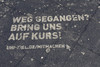 Reverse-Graffiti mit Text "Weg gegangen? Bring uns auf Kurs!"