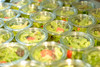 Salat in kleinen Glasbehältern