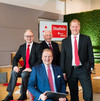 4 Männer in Anzug mit roten Krawatten