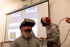 Mitarbeiter  testet VR Brille