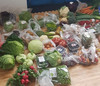 Obst und Gemüse auf einem Tisch verteilt