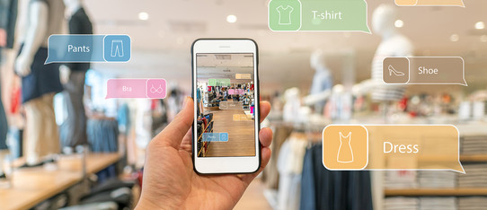 ein Handy zeigt einen realen Einkaufsladen auch virtuell