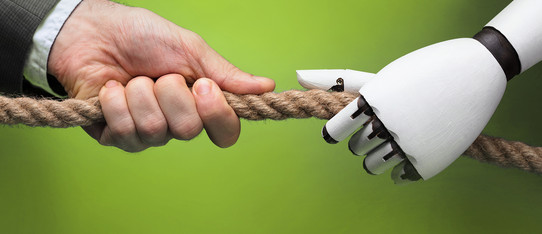 eine Menschliche Hand und eine Roboter Hand ziehen an einem Seil