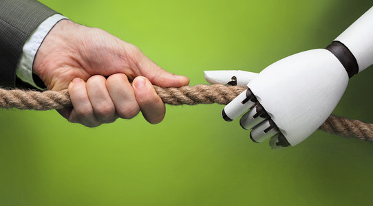 eine Menschliche Hand und eine Roboter Hand ziehen an einem Seil