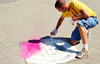 Kreidespray-Graffiti wird aufgesprüht
