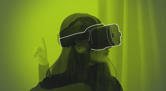 eine Frau mit VR-Brille vor grünem Filter