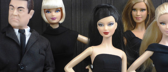 Barbiepuppen in schwarzer Kleidung
