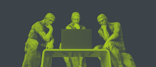 grüne Skulptur von drei Personen, die vor einem Tisch sitzen und einen Laptop ansehen